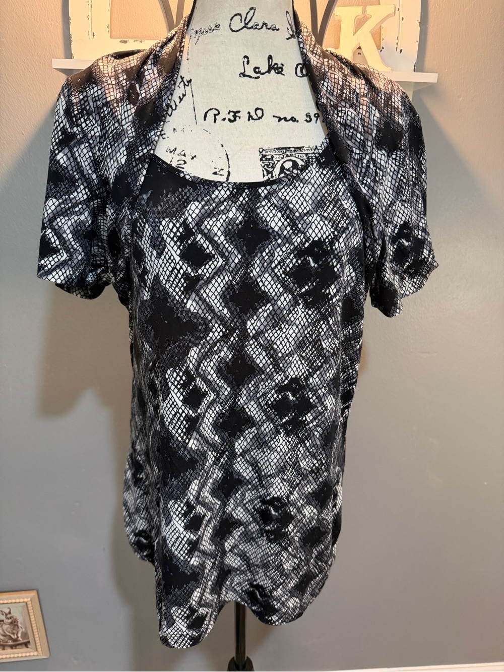 KENNETH COLE REACTION BLACK/WHITE PATTERNED SHORT SLEEVE TOP SZ XL
